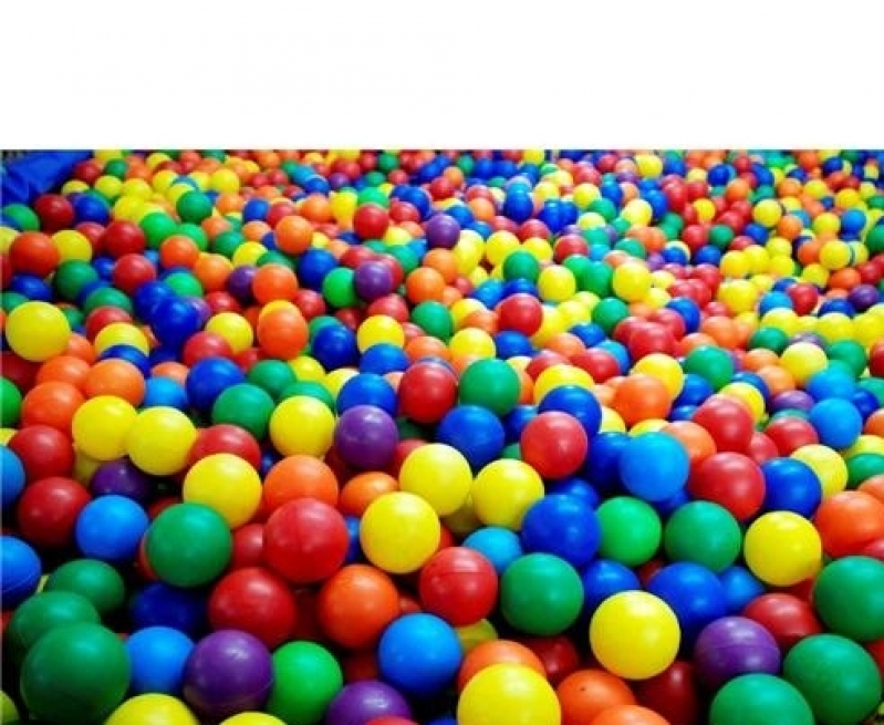 Bolas de plástico coloridas na grande piscina seca no centro de